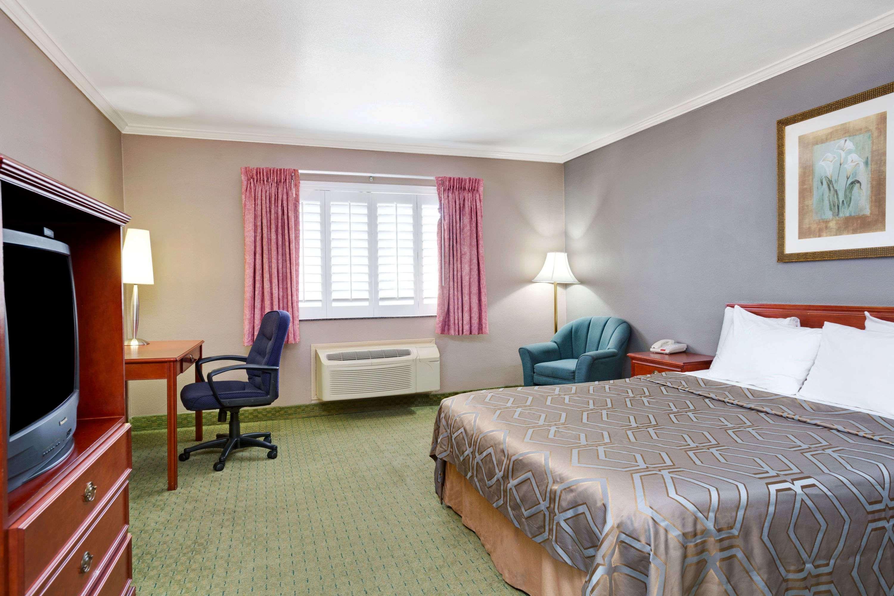 Days Inn By Wyndham West Covina Eksteriør billede