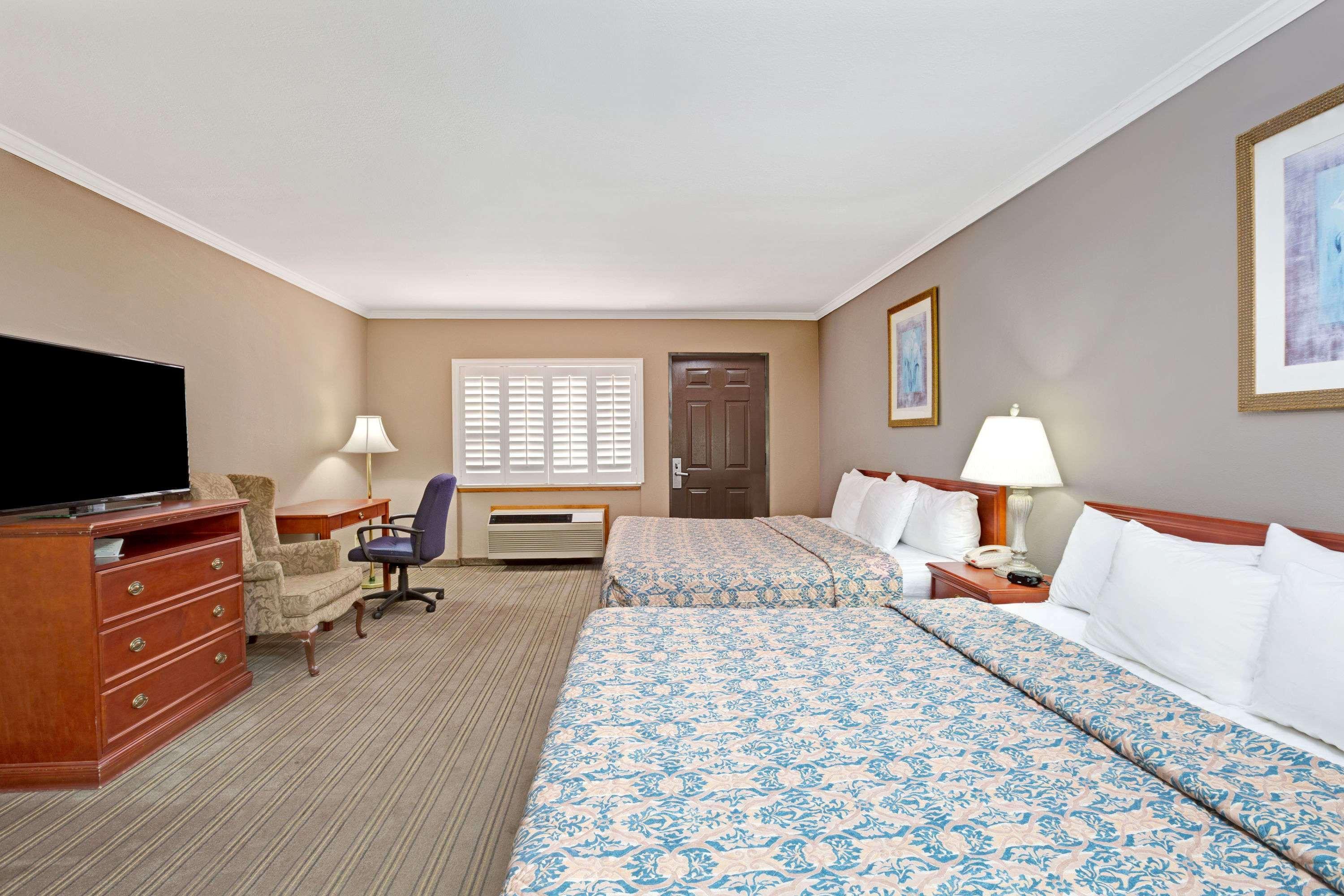 Days Inn By Wyndham West Covina Eksteriør billede