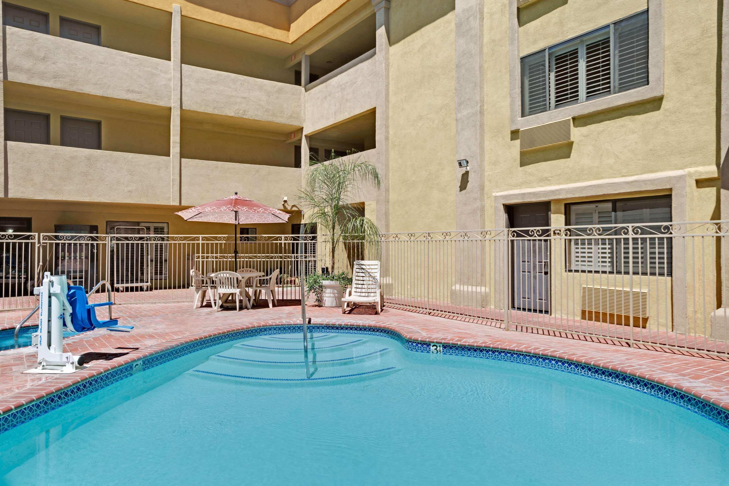Days Inn By Wyndham West Covina Eksteriør billede