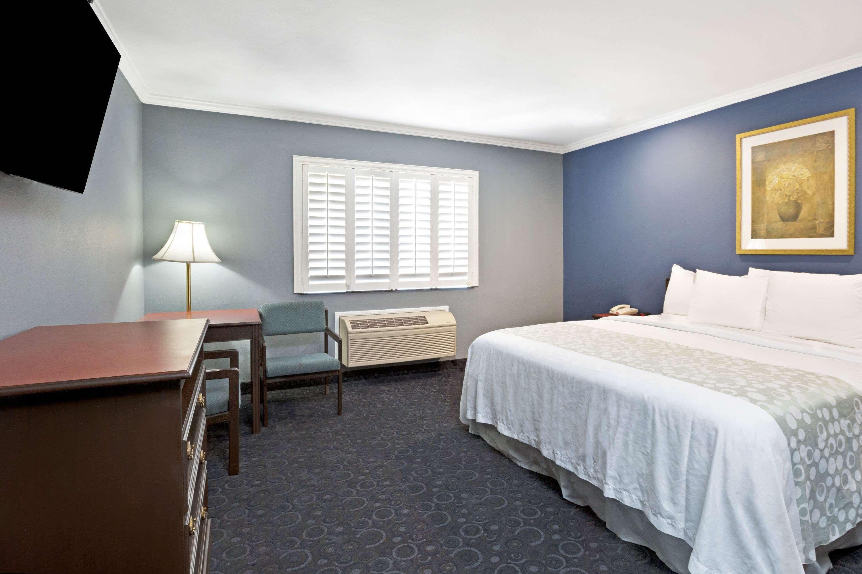 Days Inn By Wyndham West Covina Eksteriør billede