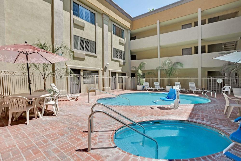 Days Inn By Wyndham West Covina Eksteriør billede