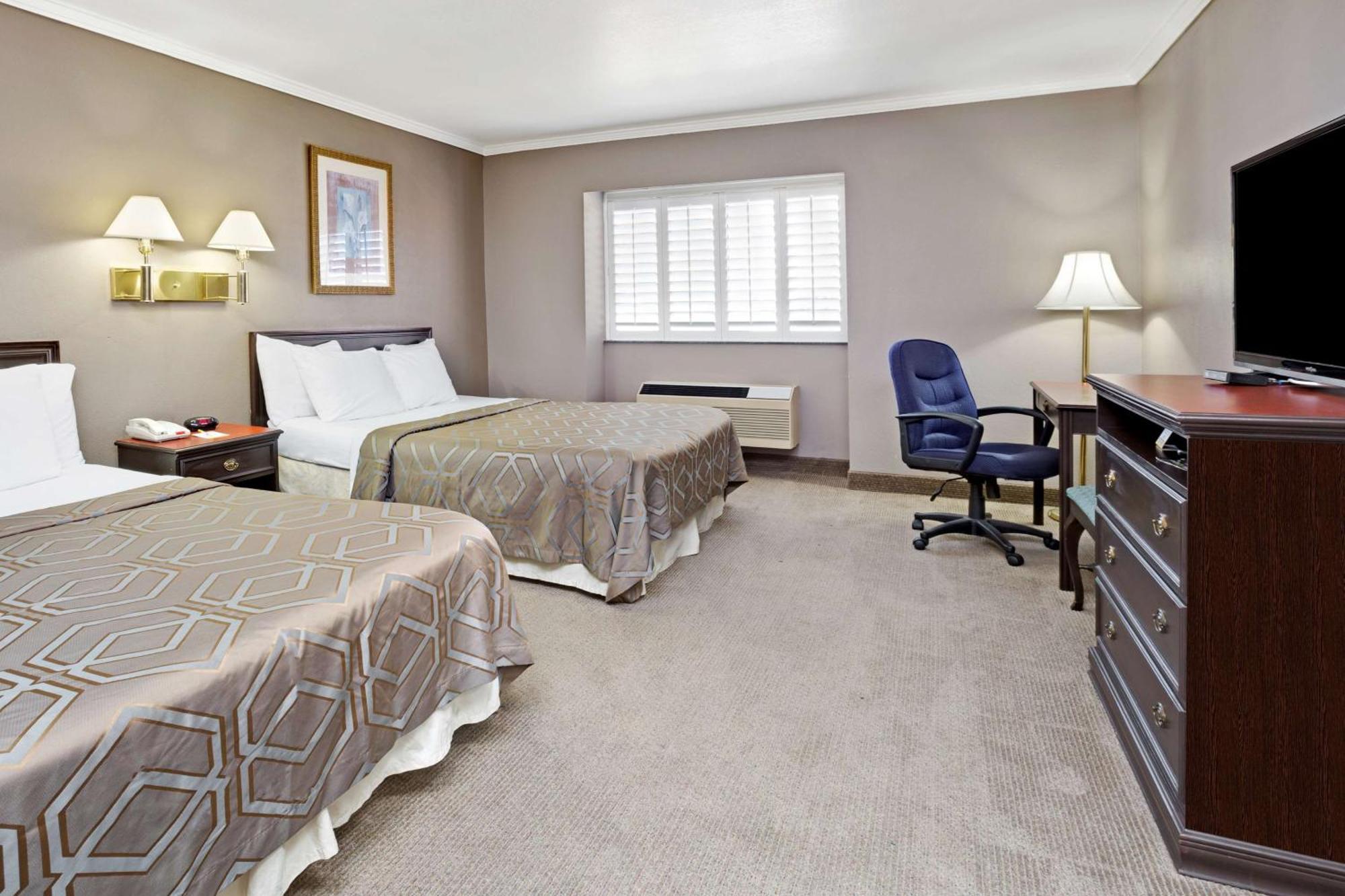 Days Inn By Wyndham West Covina Eksteriør billede